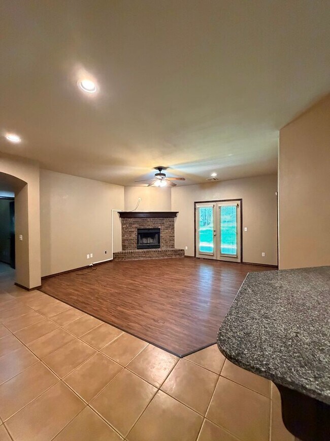 Building Photo - 3 bd/2 ba on Half acre - Edmond Schools