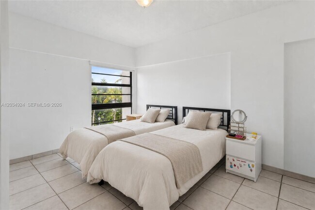 Building Photo - 575 Crandon Blvd