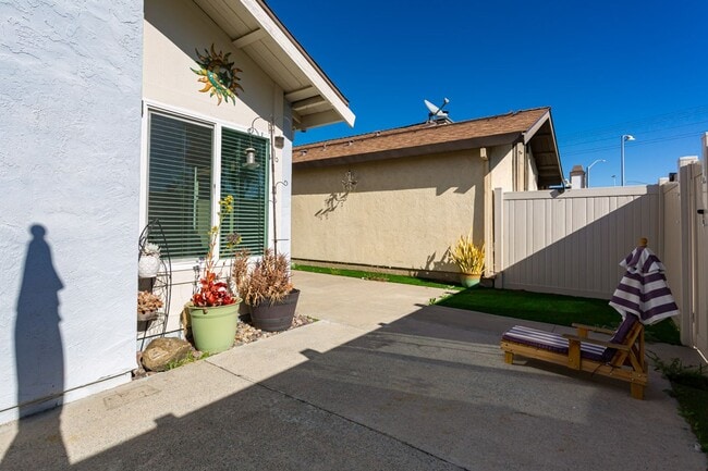 Building Photo - Charming Two Story Home!