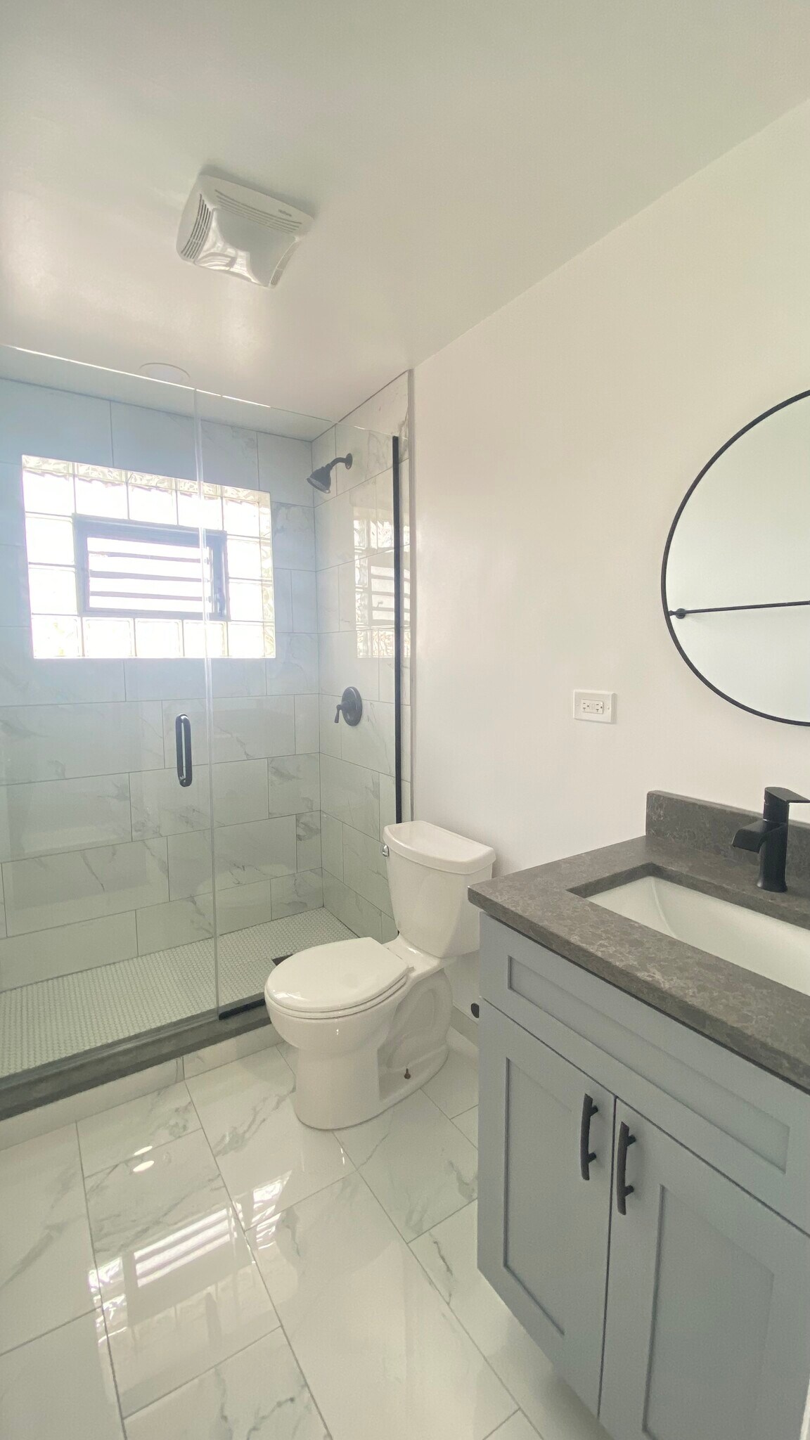 Building Photo - 2807 N McVicker Ave