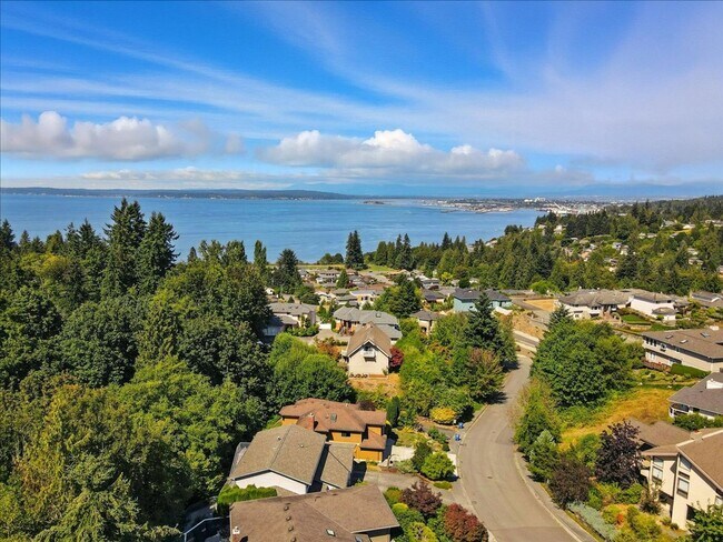 Building Photo - 5Bd/2.5Ba Everett Home
