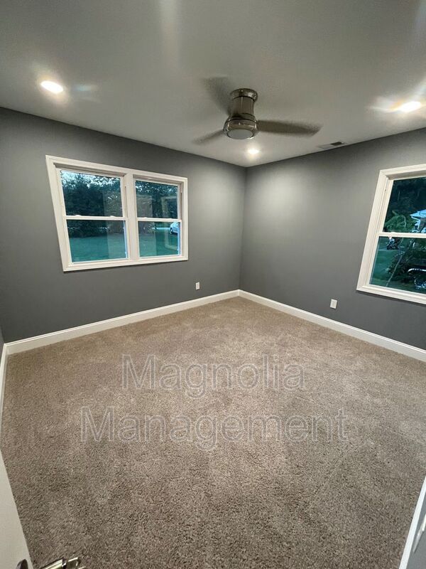 Building Photo - 704 Cardinal Dr