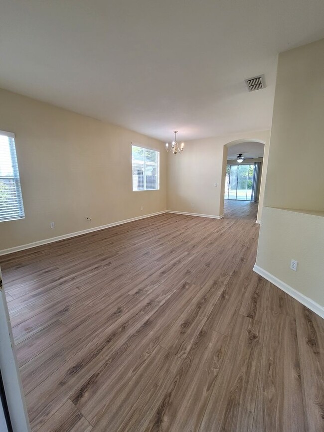 Building Photo - AVAILABLE NOW!!!