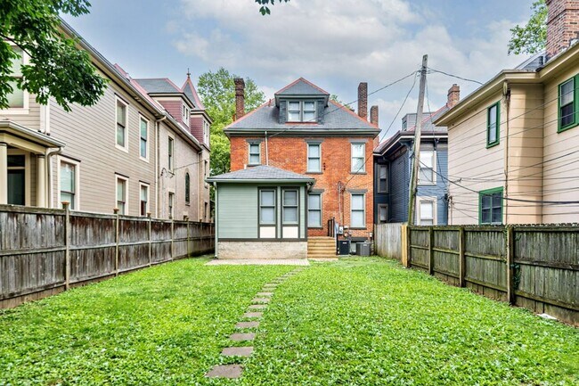 Building Photo - Short North / Victorian Village Stunning Single Family House!