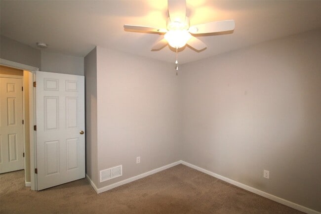 Building Photo - 221 Pecan Bluffs Dr