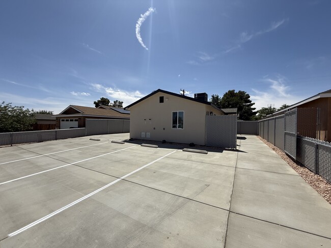 Building Photo - 1133 W Mariposa Ave