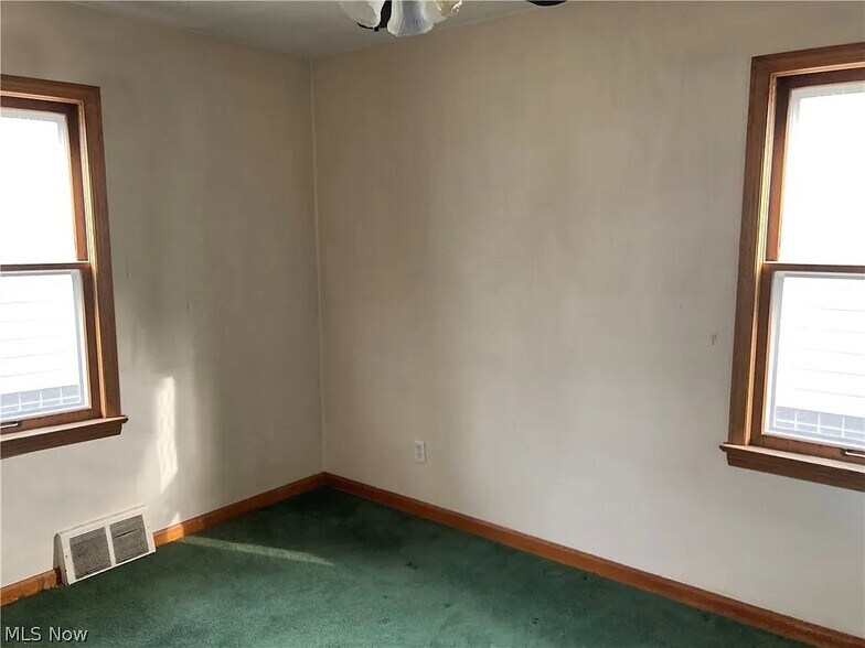 Building Photo - 364 E 330th St