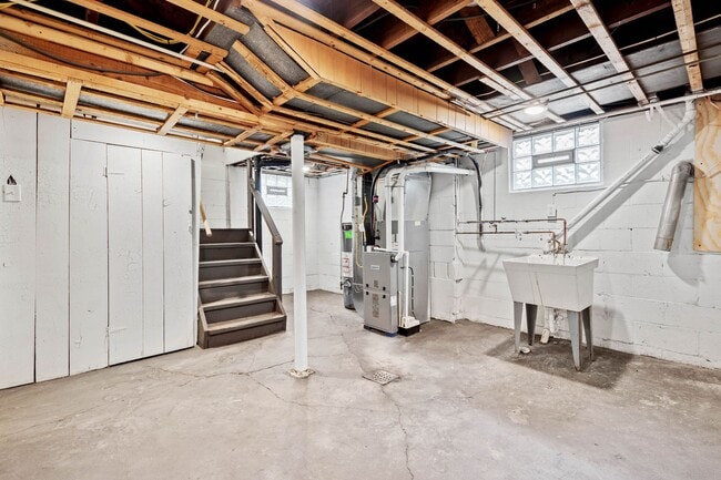 Building Photo - AVAILABLE SEPT 1st!! Check out this BEAUTIFUL & UPDATED home in Penn Hills!