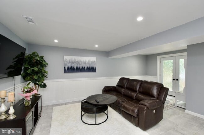 Building Photo - 5576 Neddleton Ave