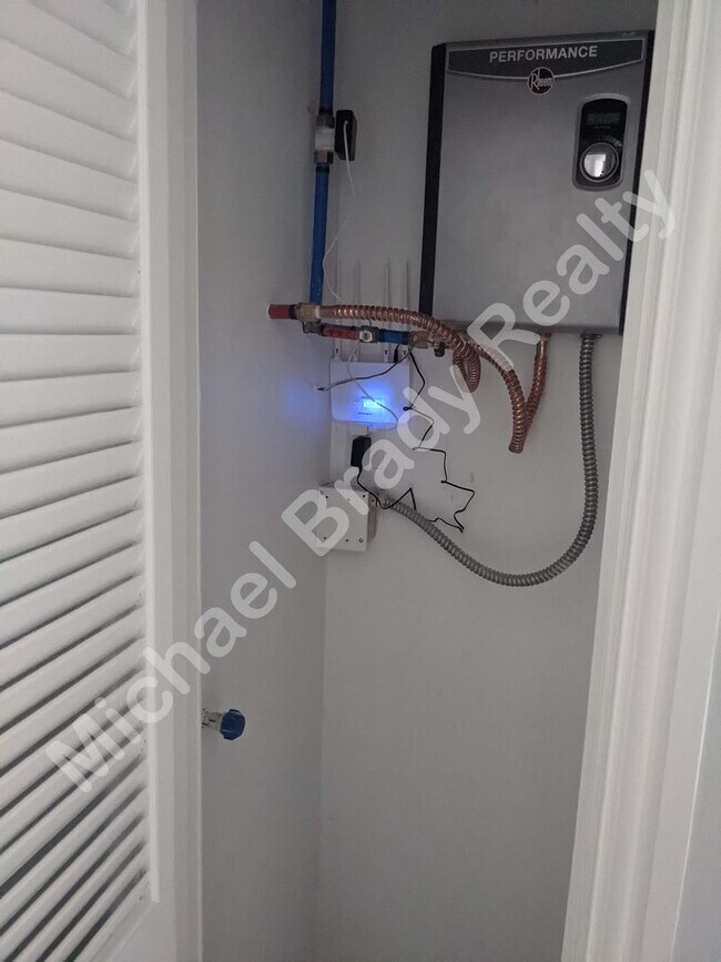 Building Photo - 3924 Scruggs Dr