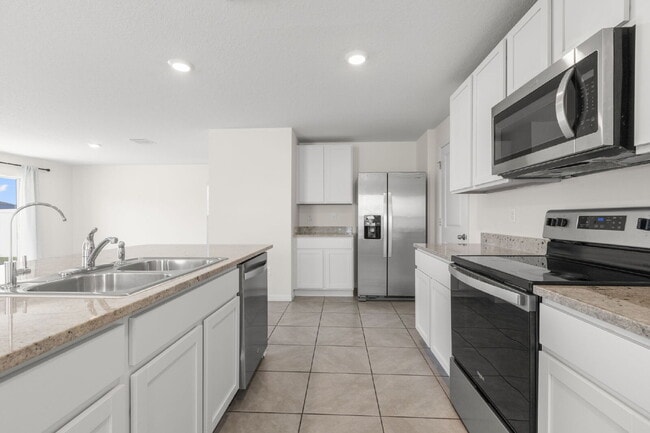 Building Photo - "Spacious 4-Bedroom Retreat with 3 Full Baths - 2260 Sq Ft of Comfort in Parrish, FL!"