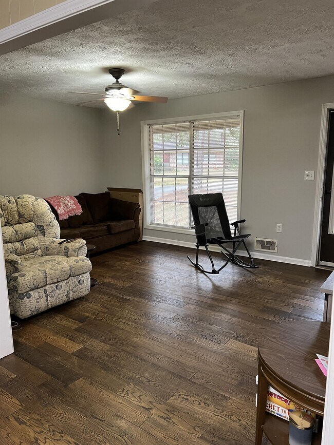 Building Photo - 1160 Bouldercrest Cir