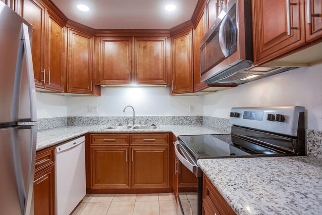Building Photo - Cute Oceanside condo with garage parking!