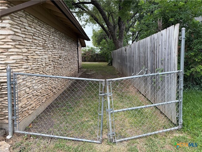 Building Photo - 615 Bishop Dr
