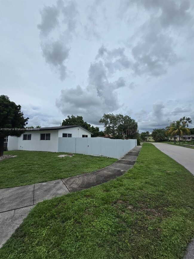 Building Photo - 19601 NW 5th Pl