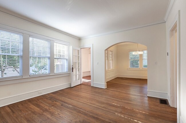 Building Photo - Spacious 1/1 Condo w/ Enclosed Patio & Off...