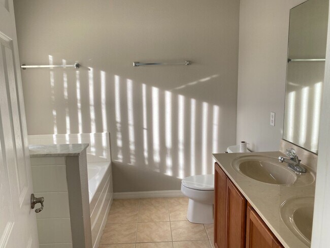 Building Photo - Newly Renovated 2bd/2.5ba in Amber Pointe ...