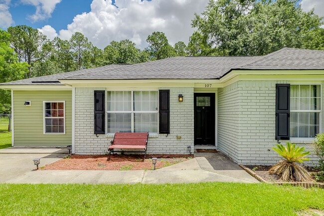 Building Photo - Freshly Painted 4 Bed Home on Huge Lot wit...