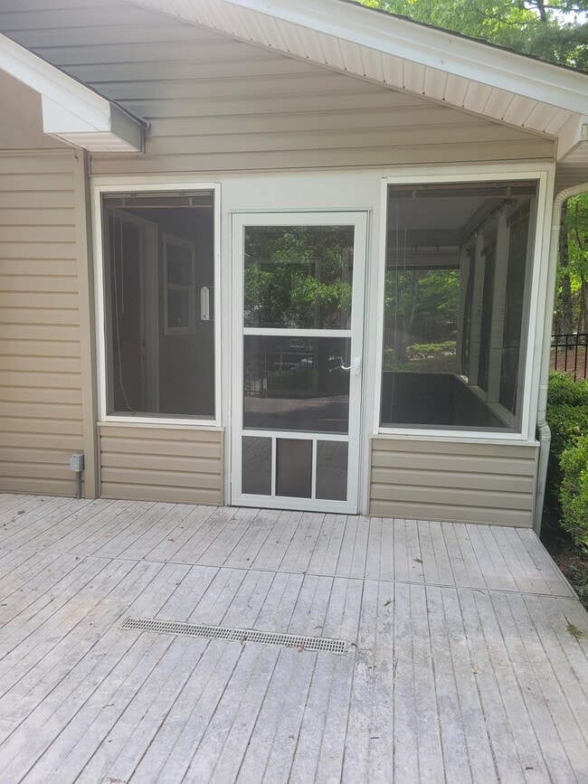 Building Photo - 11 Milnor Cir