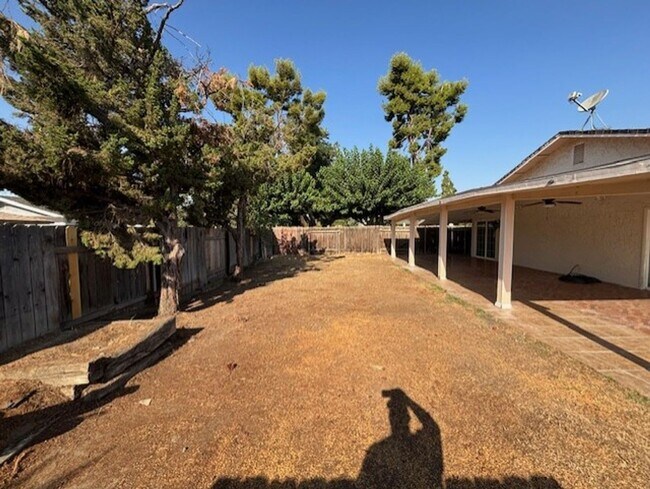 Building Photo - Clean 3 Bedroom / 2 Bathroom Home near Pac...