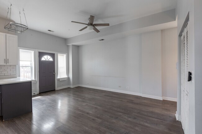 Building Photo - 3216 W Augusta Blvd