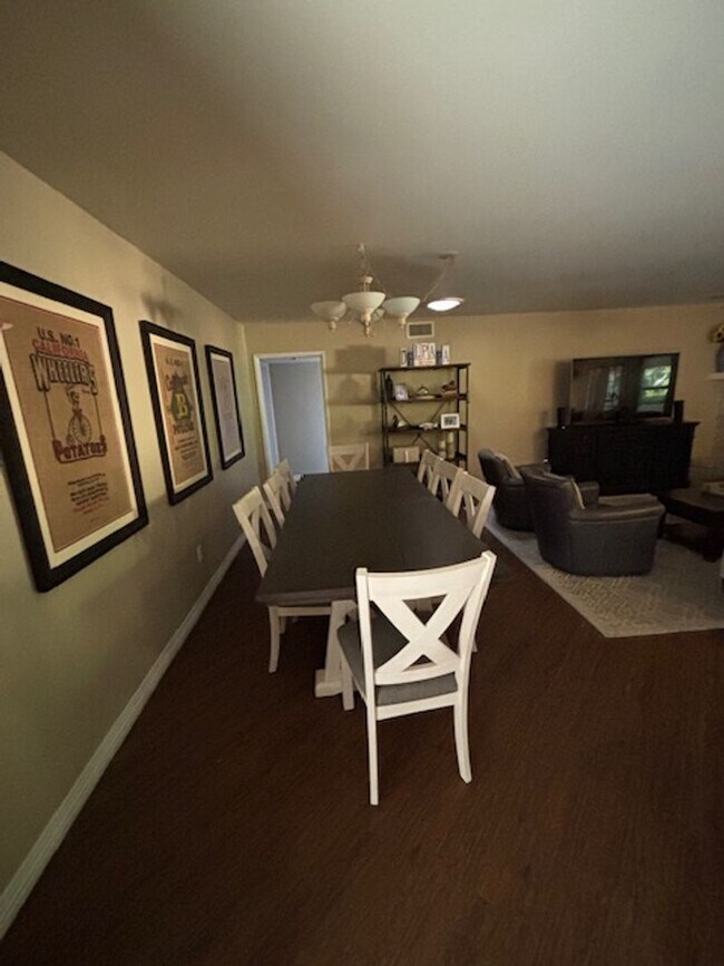 Building Photo - Beautiful 3 Bedroom / 2 Bathroom Home in S...