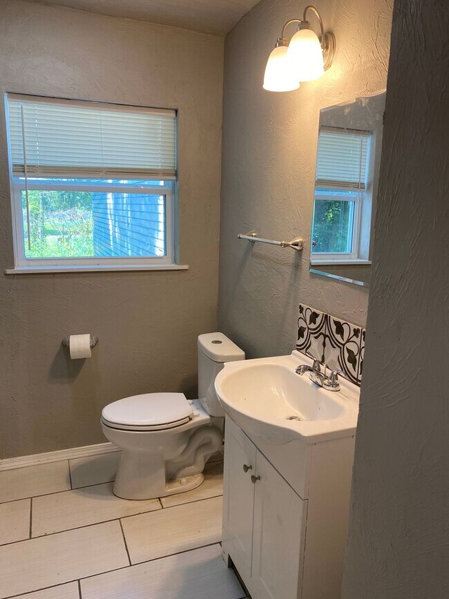 Building Photo - Gorgeous 3 Bed, 2 Bath Home with Modern Up...
