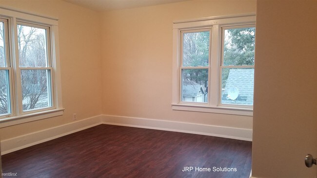 Building Photo - 2 br, 1 bath Triplex - 736 1/2 Carlton Blv...