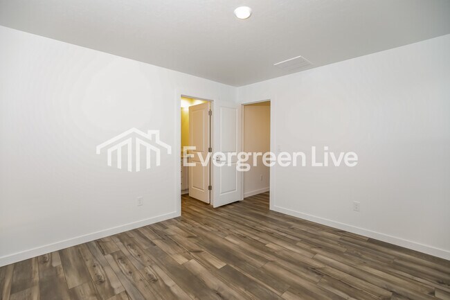 Building Photo - 323 Lightning Ave