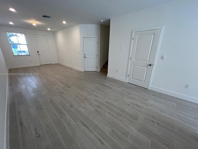 Building Photo - 109 SW 170th Ave