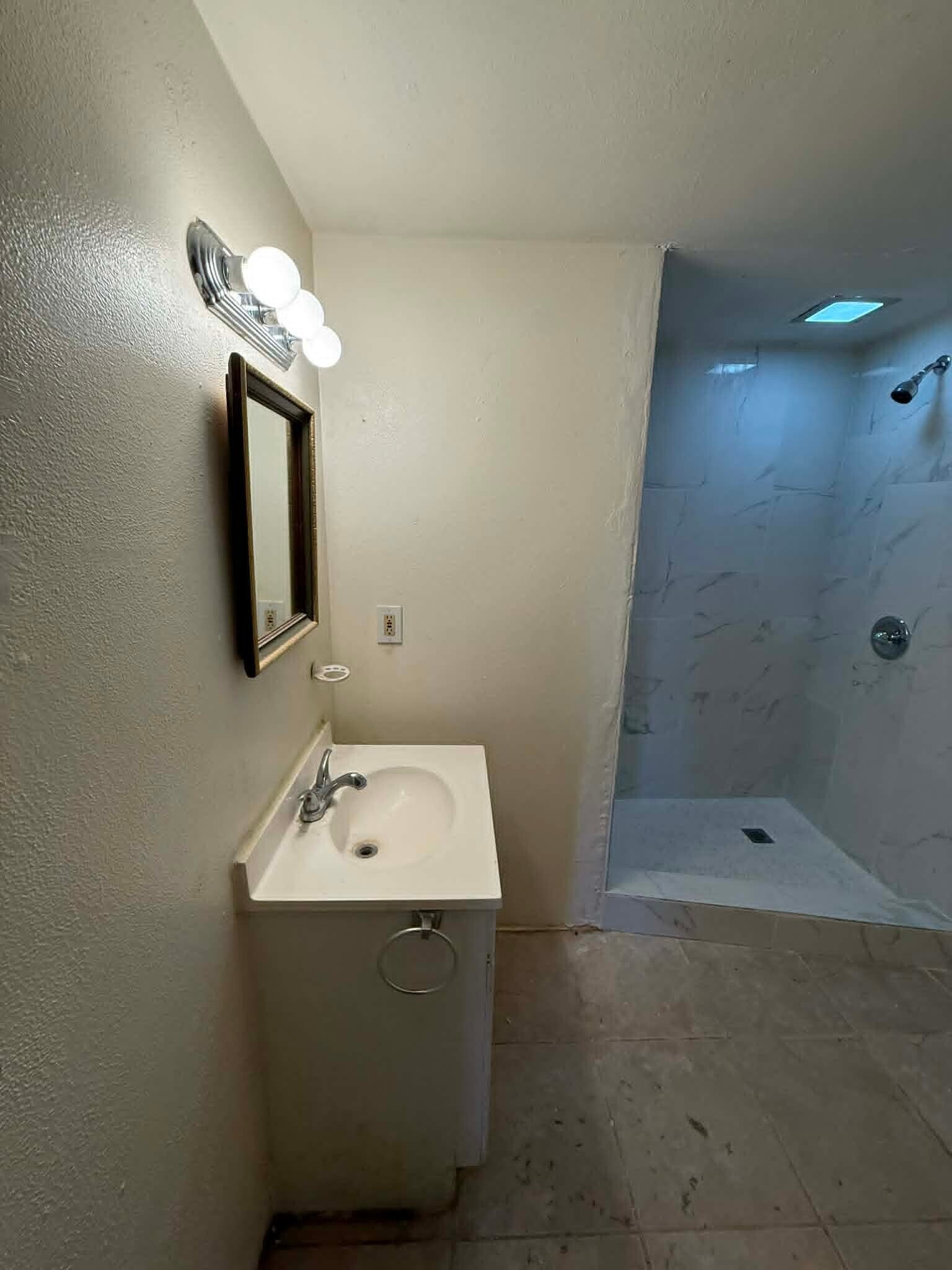 Building Photo - 1137 E Adelaide Dr