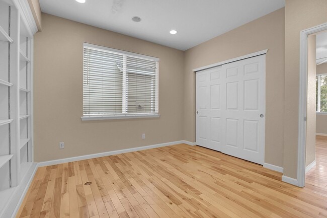 Building Photo - Amazing 5-bedroom, 3-bath, 2 car garage in...