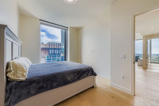 Building Photo - Gorgeous 30th Floor 2BD / 2BA Corner Sky R...