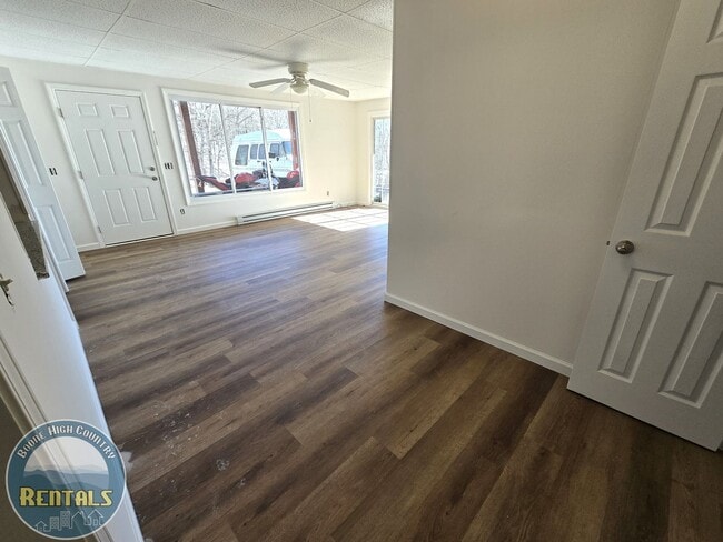 Building Photo - 3-Bed/1.5-Bath Duplex Unit Available - Close to Campus!