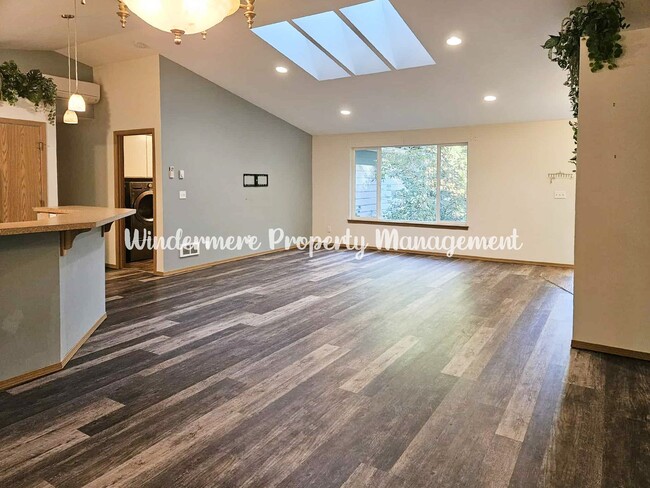 Building Photo - Immaculate rambler on large lot in Olalla