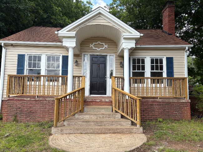 Building Photo - 701 Providence Rd