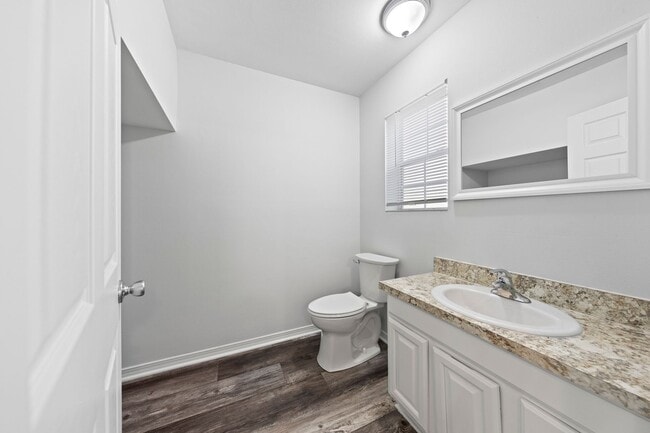 Building Photo - Beautifully Updated Townhouse