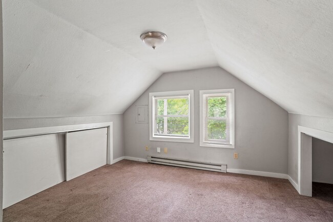 Building Photo - 2118 E Linnwood Ave