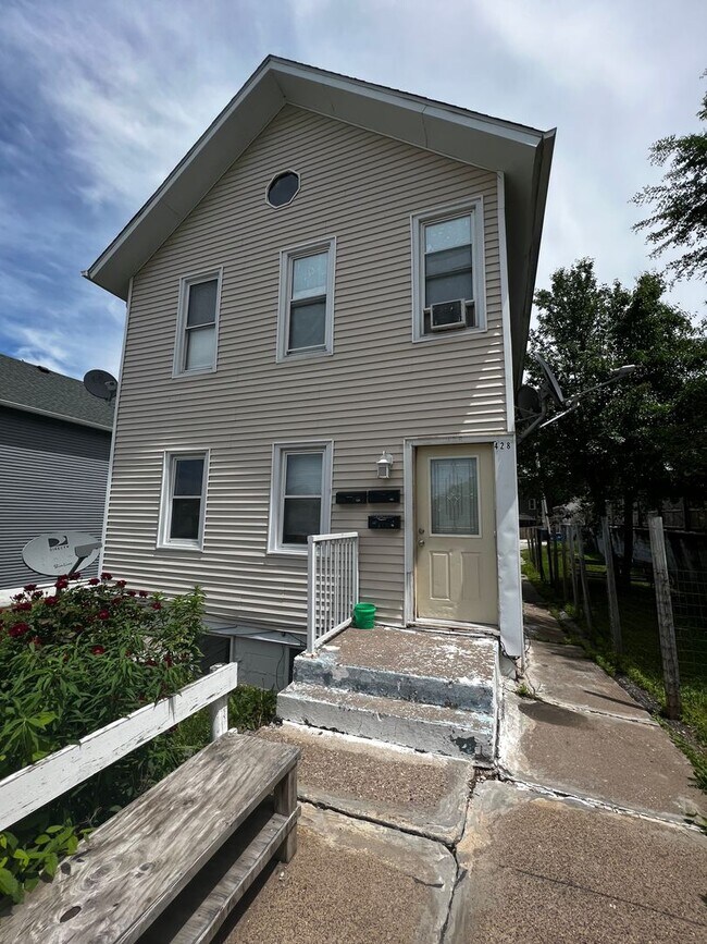 Building Photo - 428 7th St