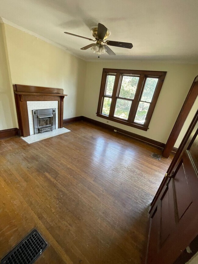 Building Photo - Large Brick 7 bedroom home.