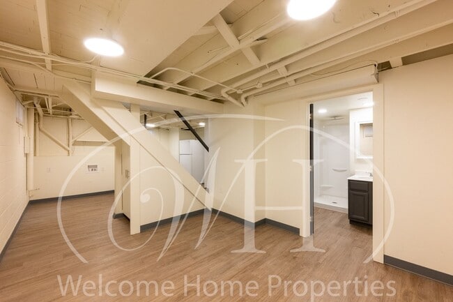 Building Photo - 427 E Pine St