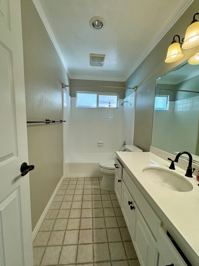 Building Photo - 3027 Oakwood Ln