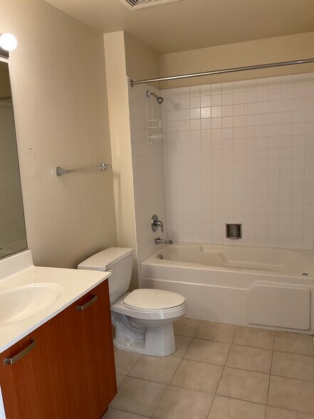 Bathroom with Jacuzzi tub - 212 E Cullerton St