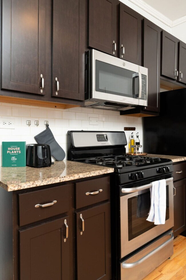 Building Photo - 906 N Damen Ave