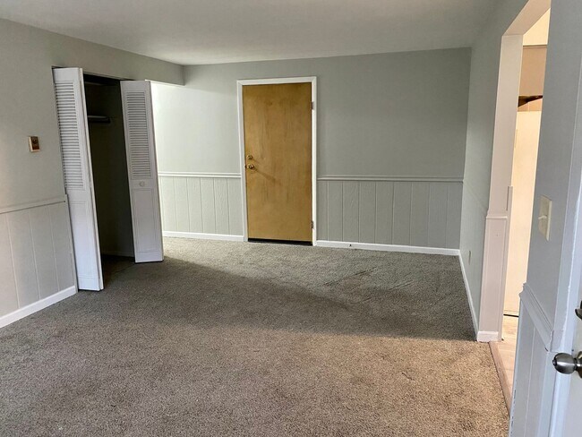 Building Photo - Quaint One Bedroom Apartment