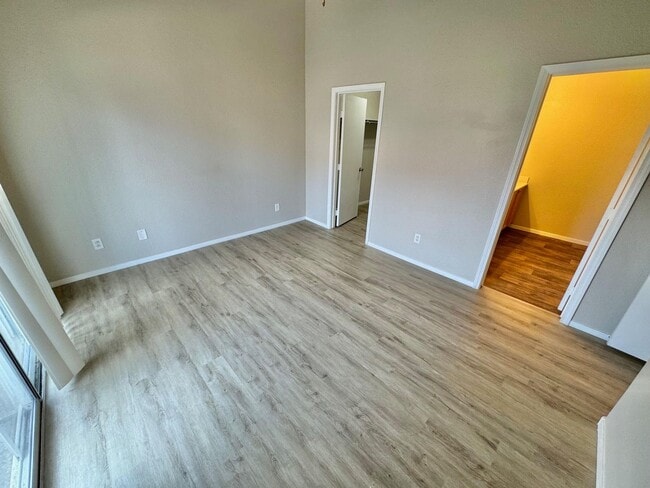 Building Photo - STUNNING 2 BEDROOM / 2 FULL BATH CONDO UNI...