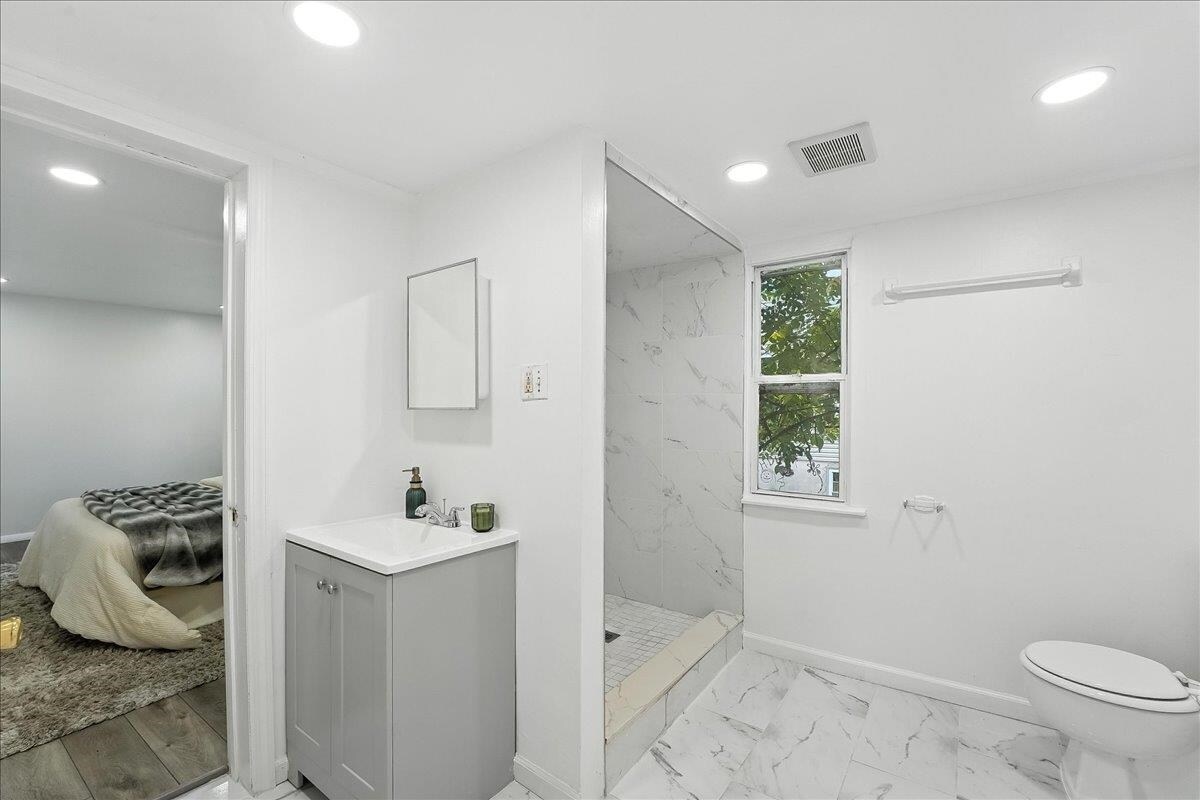 Building Photo - 283 Griffith St