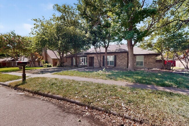 Building Photo - 2308 Chamberlain Dr