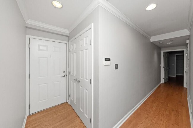 Building Photo - 2 bedroom in Chicago IL 60657