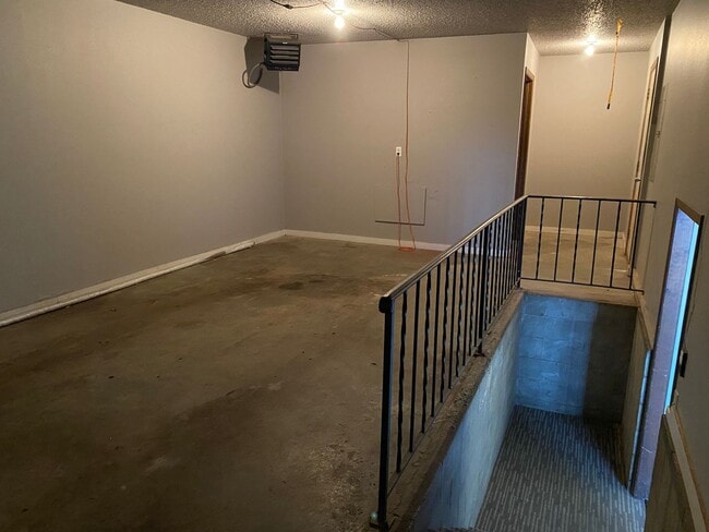 Building Photo - Beautiful, Spacious 3 bed Condo for Rent